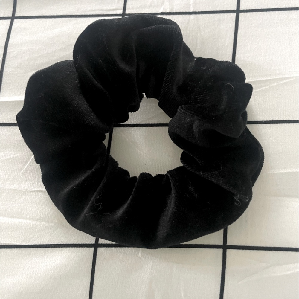 NWOT Black velvet scrunchie with hidden zip pocket for storage